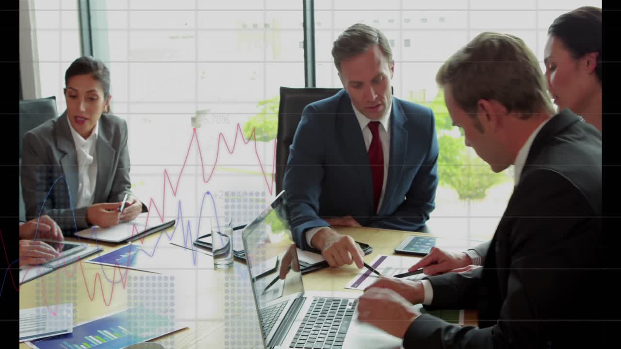 animazione dell'elaborazione dei dati statistici su diversi imprenditori che discutono insieme in ufficio