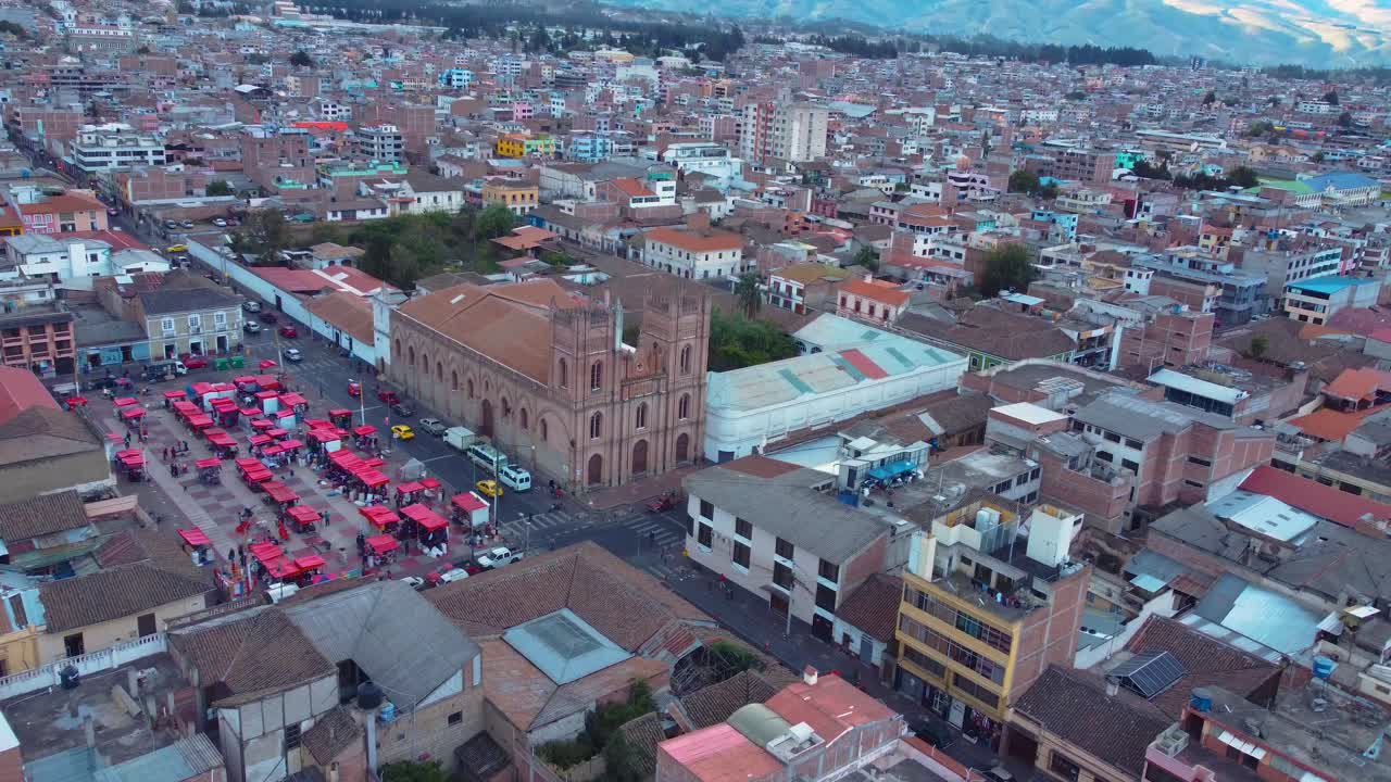 vista de la antigua iglesia en riobamba en ecuador, américa del sur con montañas en el fondo