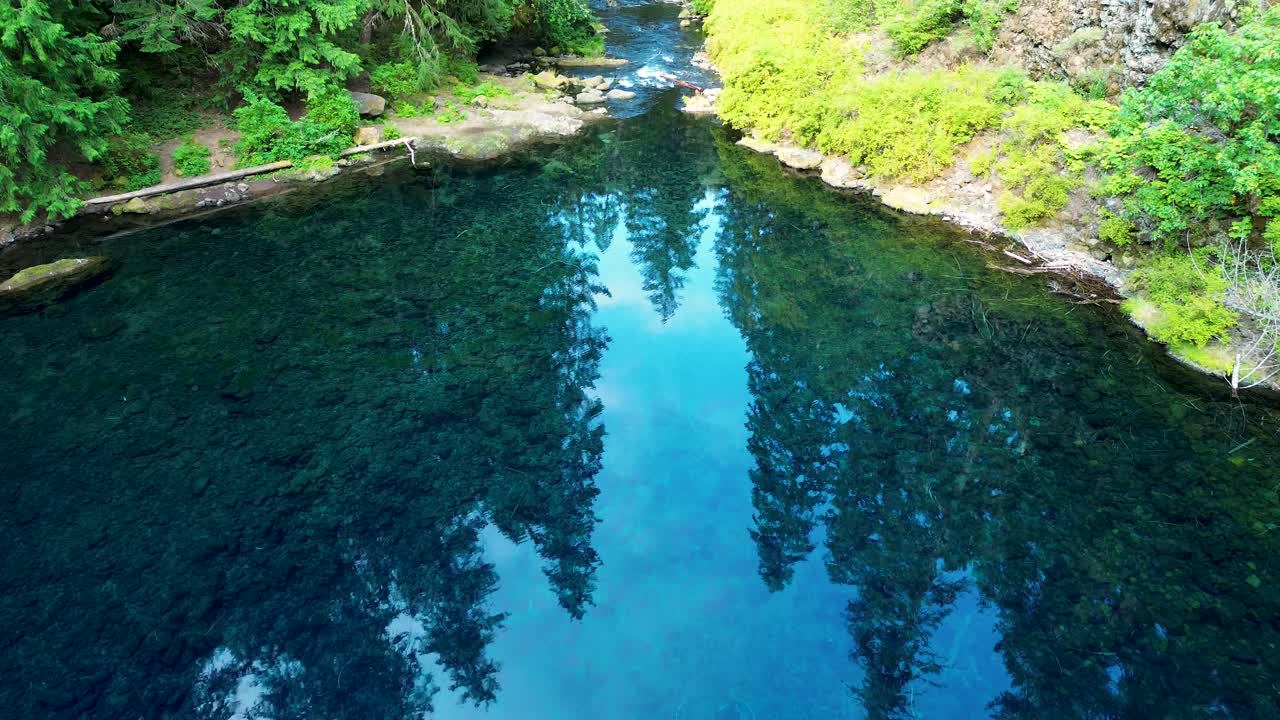 푸른 수영장, 숲의 반사와 함께 풍경의 드론, 숲, 크리스탈 은 바위, 크리크 호수, 오리건 호수, 미국, 타모리치 폭포, 자연 관광, 여행 경로