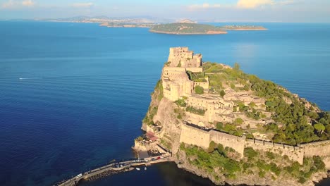 Imágenes-De-Drones-Del-Castillo-Aragonés-En-Ischia,-Italia