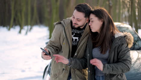 pareja caucásica tomando selfies durante un viaje por carretera.