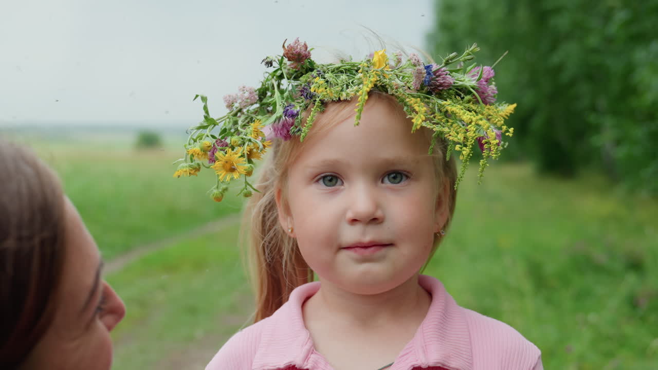 Улыбающаяся спокойная девушка, безмятежный портрет юной девушки с цветами, тихая молодая девушка с румяными щеками в нежных солнечных лучах, радостный ребенок со спокойным выражением лица, украшенный цветочным головным убором