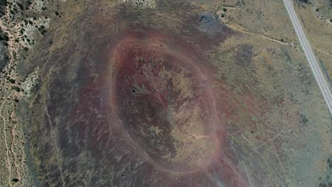 Video-Aéreo-Sobrevolando-El-Cráter-Del-Volcán-Santa-Clara-En-El-Parque-Estatal-Snow-Canyon,-Utah