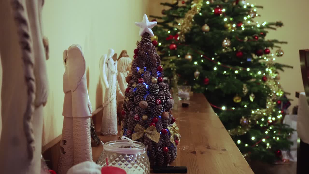 vista panorámica lenta de las decoraciones navideñas relacionadas con el cristianismo