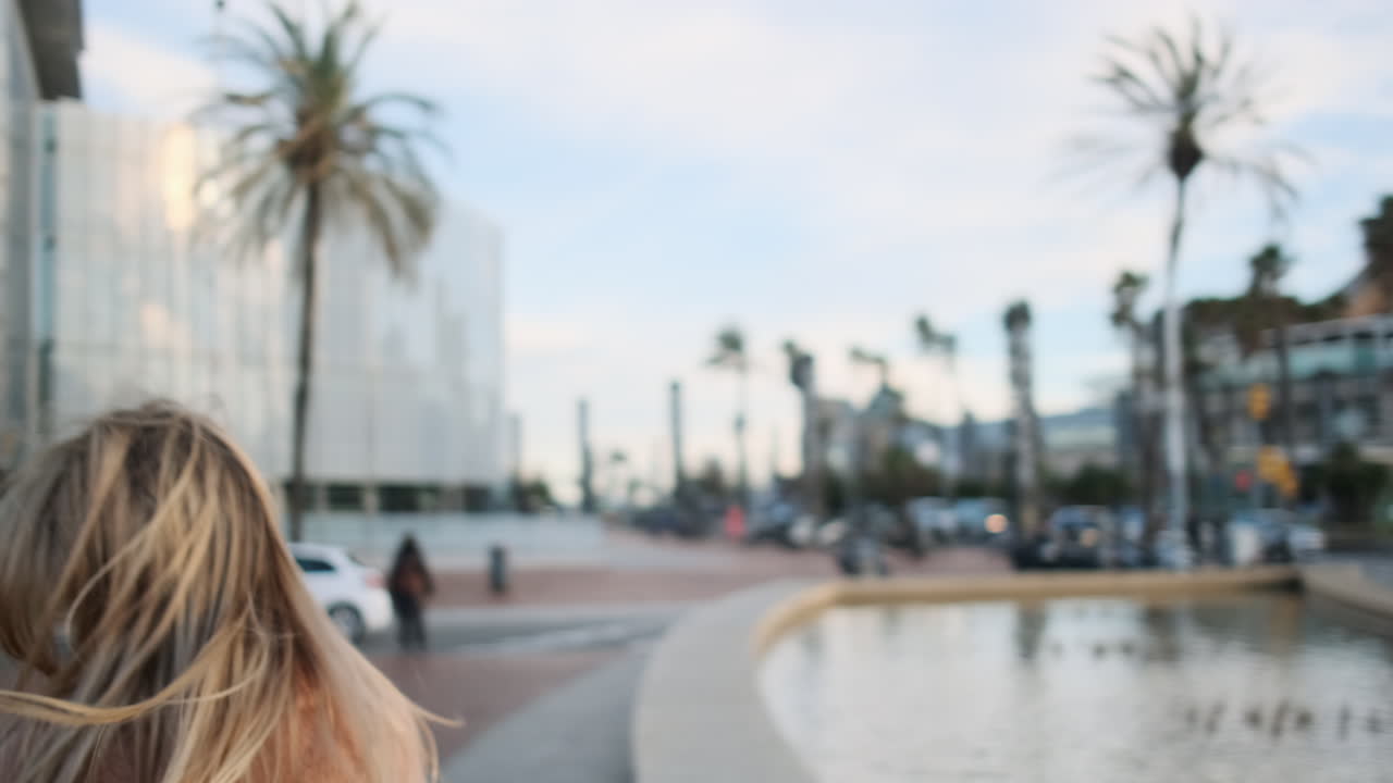 una mujer joven posando para la cámara en la ciudad.