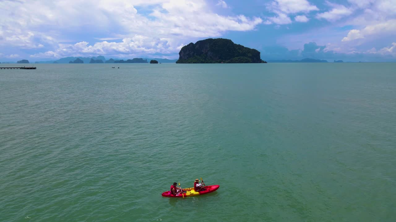 пара в каяке в океане фукета, таиланд, мужчины и женщина в каяце на тропическом острове с пальмами и мангровым лесом.