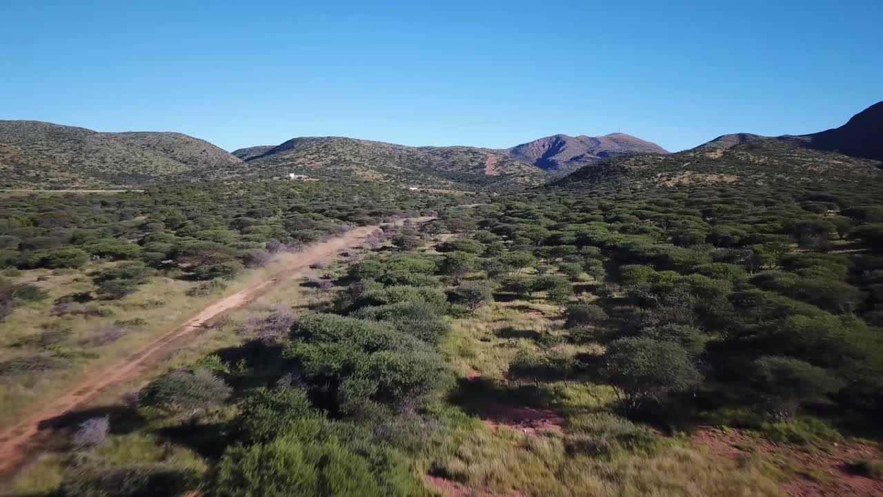 전속력으로 거리를 질주하는 오프로드 먼지 자전거 라이더