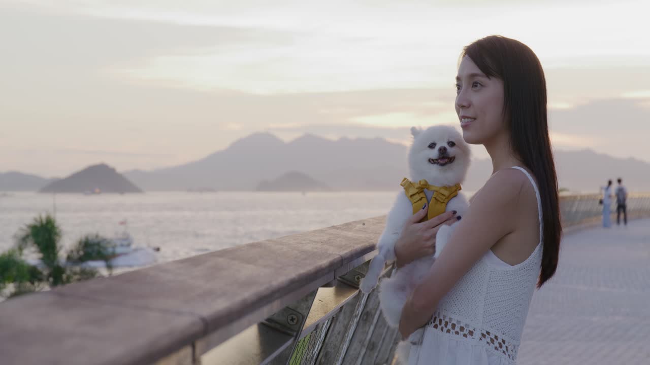 여자 와 그 의 개 는 야외 에서