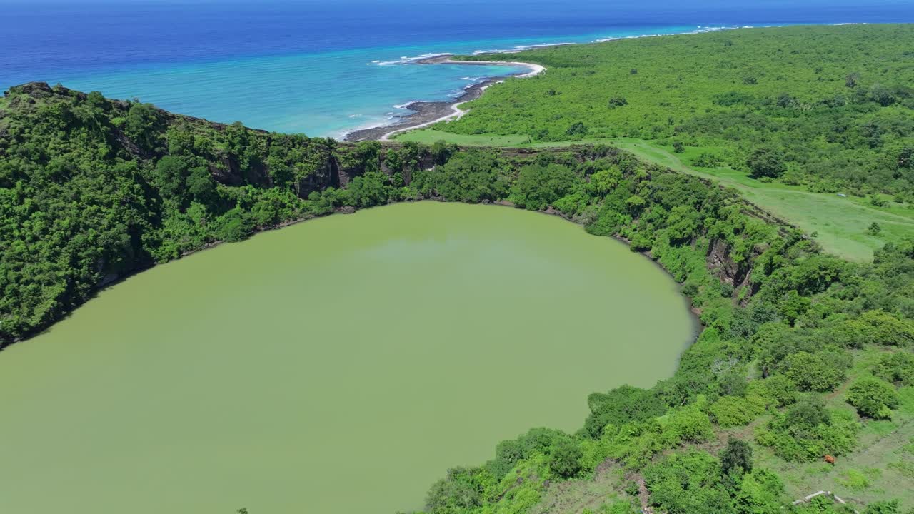 Comoros - Grande Comore - Lac Salé - Ascending view over the crater with ocean in the background