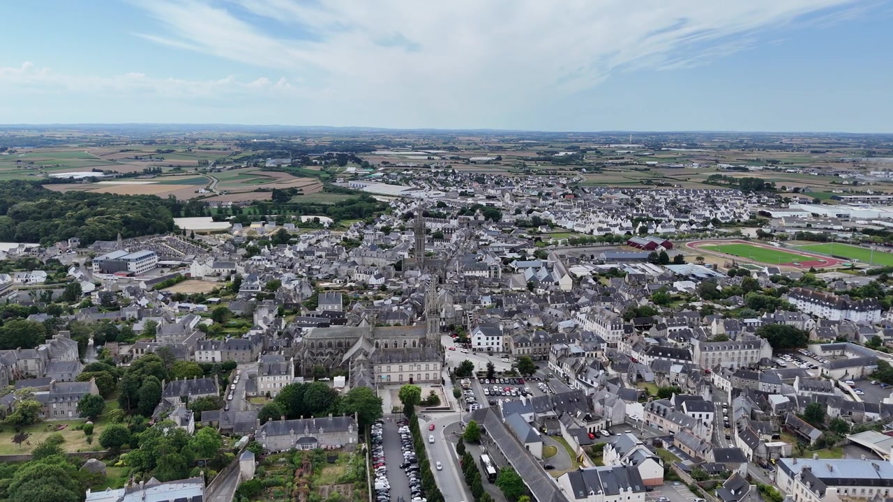 Saint Pol de Léon Bretagna Francia vista aerea con drone inquadratura ampia panoramica lenta