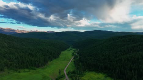 montañas escénicas y vegetación exuberante en lolo, condado de missoula, montana, estados unidos - toma aérea de drones