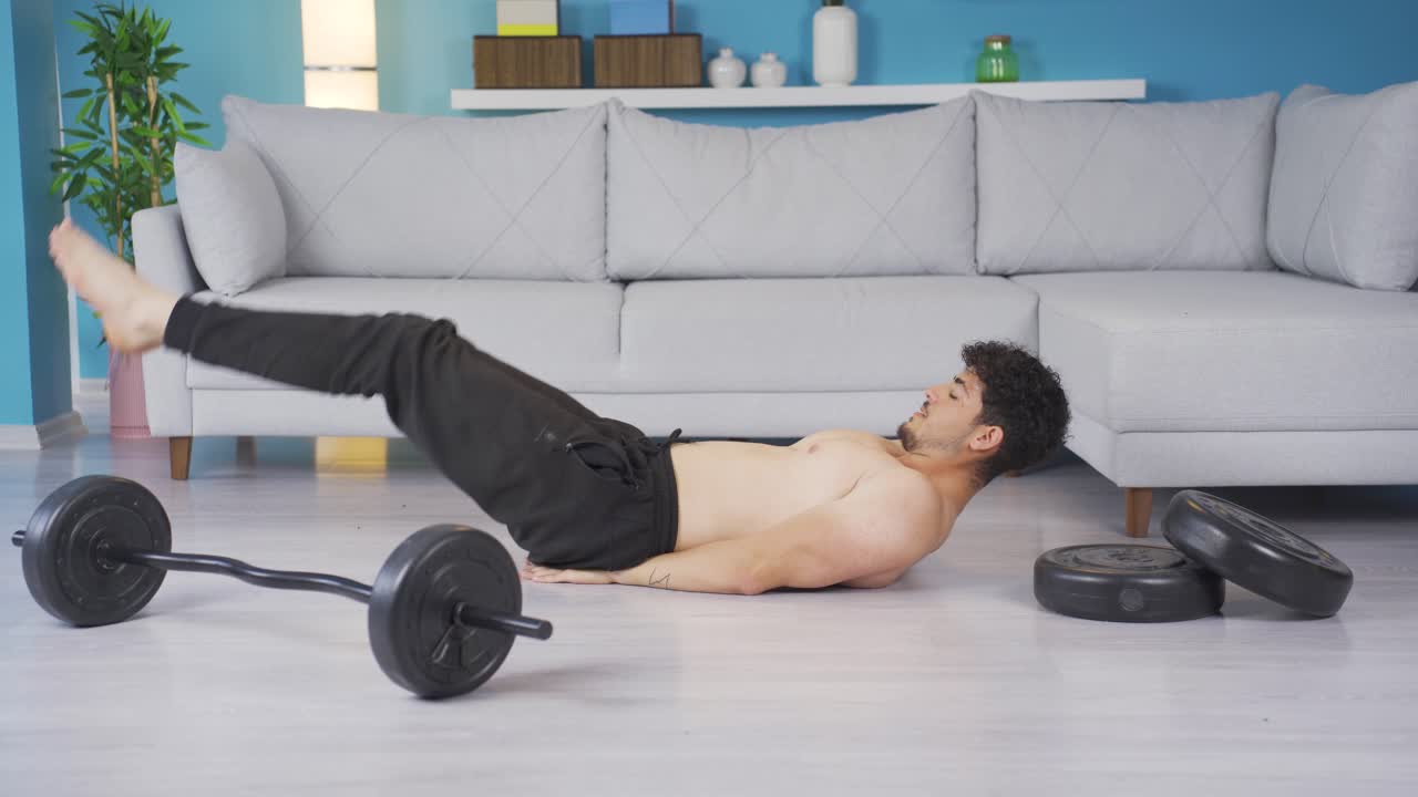joven atleta haciendo deportes en casa haciendo ejercicio.