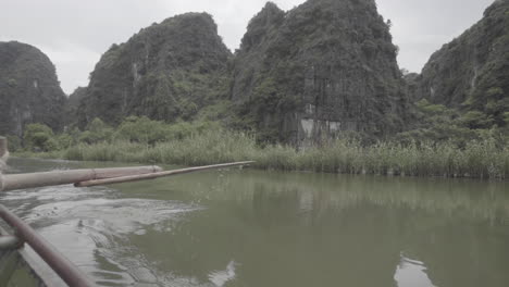 barco de remos navegando por el río entre los campos de arroz de vietnam en cámara lenta en un registro de día nublado