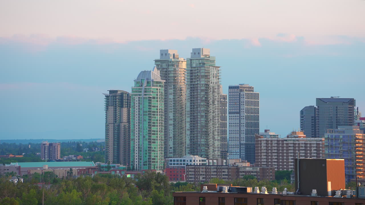 Splendidi edifici con cieli caldi e nuvole al tramonto la sera nel paesaggio urbano di Calgary, Alberta, Canada.