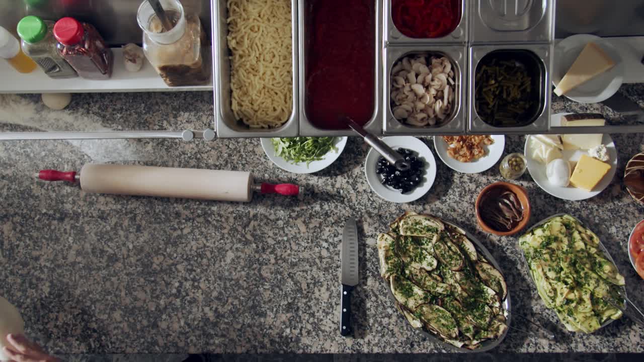 анонимный шеф-повар растягивает тесто для выпечки