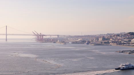 El-Establecimiento-De-Antena-Panorámica-Sigue-El-Ferry-Que-Cruza-El-Río-Tajo-Hasta-Lisboa,-Portugal.