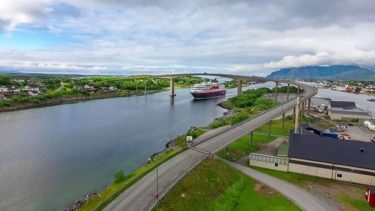 크루즈 페리 로-패스 선박. 브로노이순트, 아름다운 자연 노르웨이.