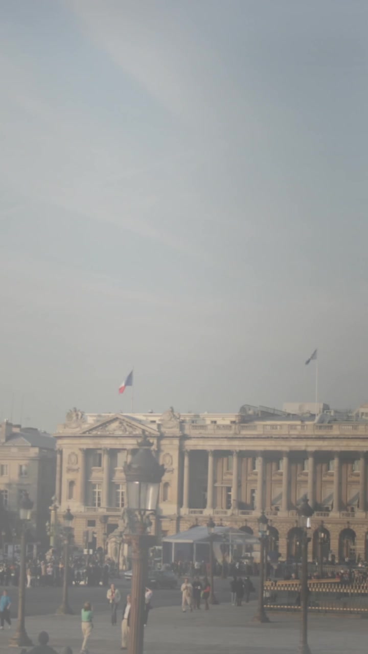 Animação da bandeira da França sobre a Place de la Concorde