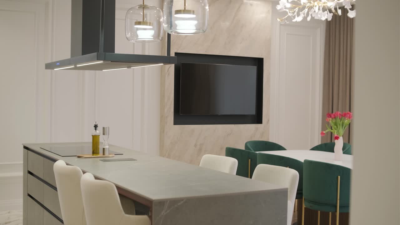 cocina moderna con sillas de terciopelo verde y isla de mármol