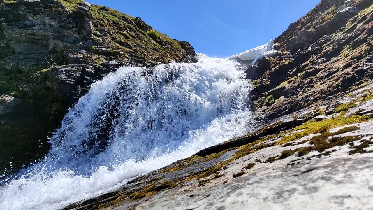 cascada idílica en finnbuene en la montaña vikafjell durante el soleado día de primavera - clip estático de la hermosa naturaleza montañosa noruega - salpicaduras de río y paso cerca de la cámara - portátil estático
