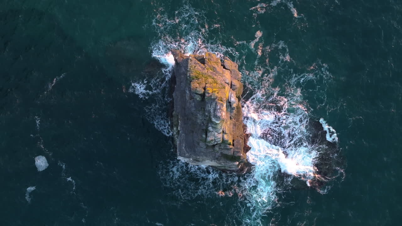 4K filmisk droneoptagelse af Cliffs of Moher ved solnedgang med dramatiske gyldne time-farver og udsigt over Atlanterhavet. Ireland_031
