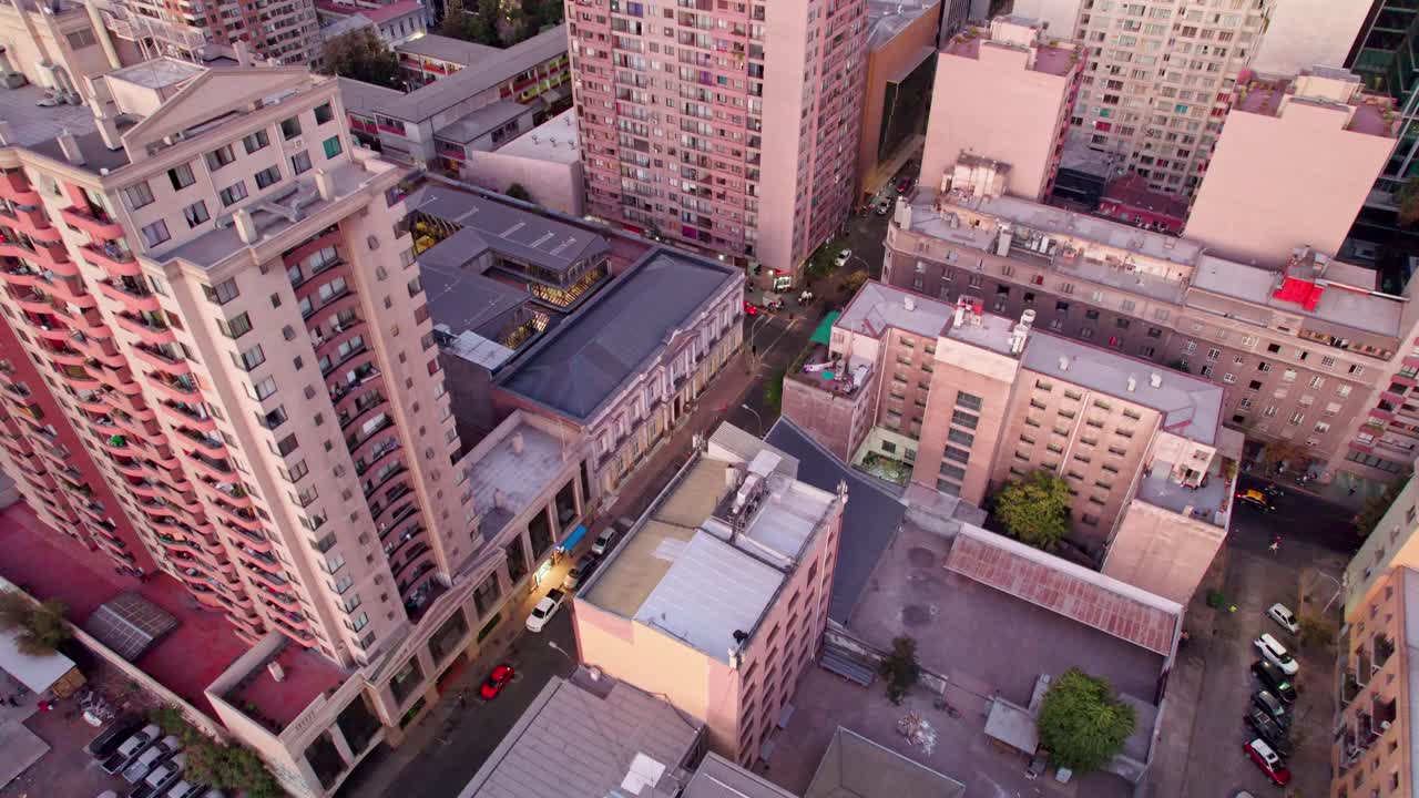 칠레 산티아고 시내 에 있는 새로 복원 된 페레이라 궁전 의 공중 도리  ⁇