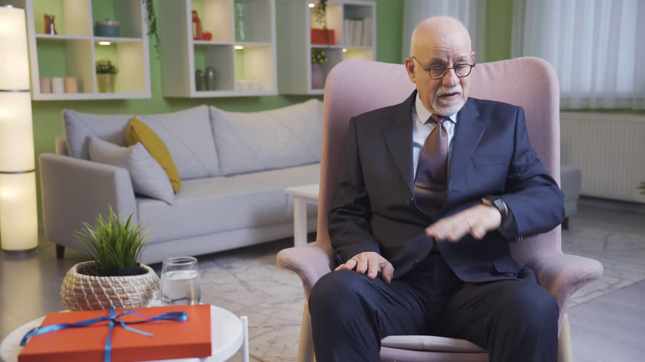 el anciano anhelante mira a su alrededor con ojos esperanzados de que alguien vendrá.