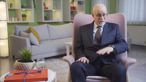 el anciano anhelante mira a su alrededor con ojos esperanzados de que alguien vendrá.