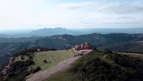 Drohnen-Orbitaufnahme-Einer-Kirche-Auf-Dem-Gipfel-Der-Berge-In-Katalonien,-Spanien