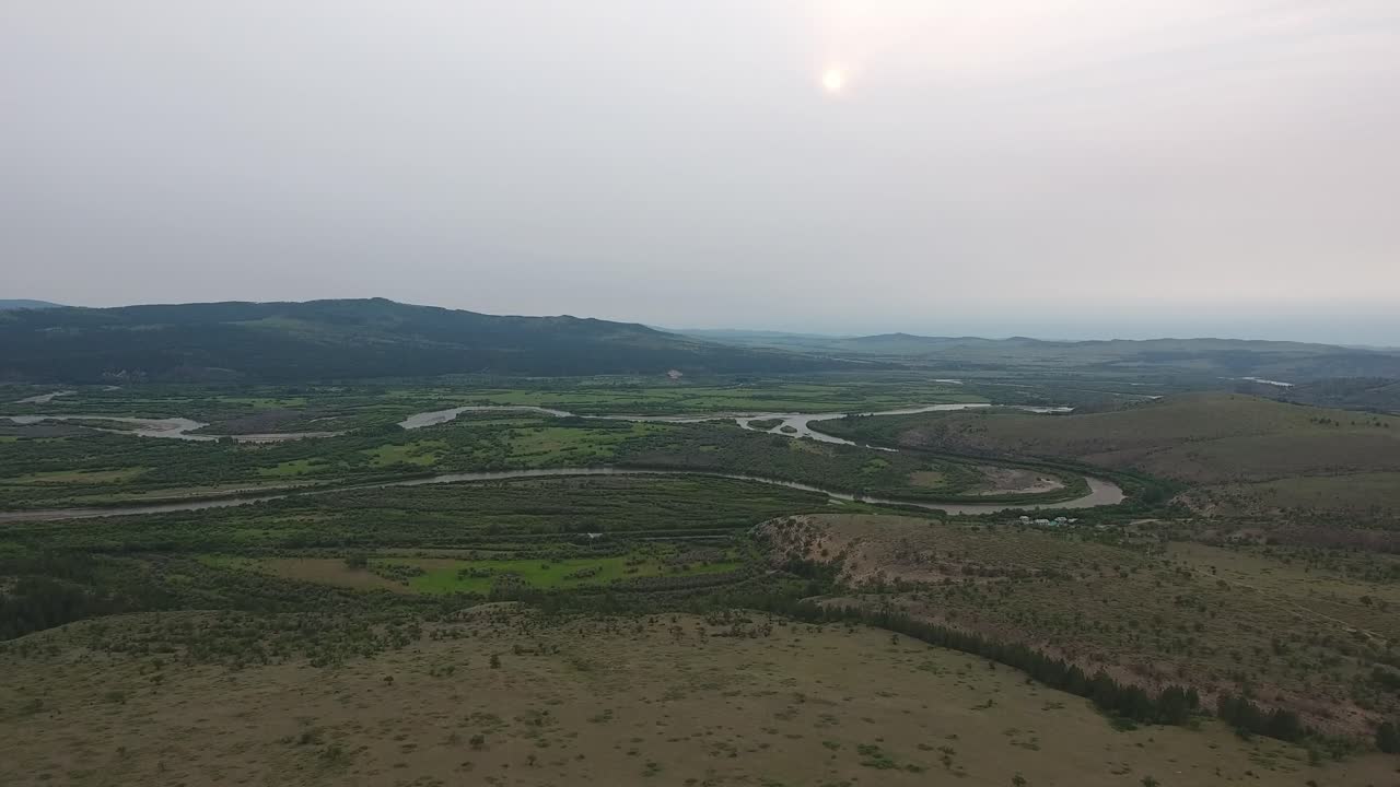 fotografía aérea de un río en la frontera entre rusia y mongolia durante la puesta del sol