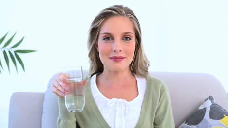 Mujer-Sosteniendo-Un-Vaso-De-Agua