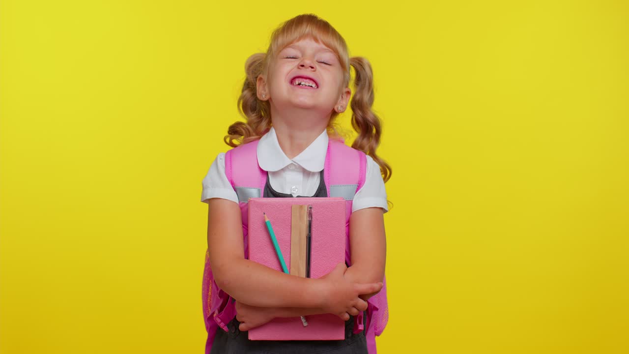 Müdes Schulmädchen gähnt, schläfrig, unaufmerksam, gelangweilt, Schlafmangel