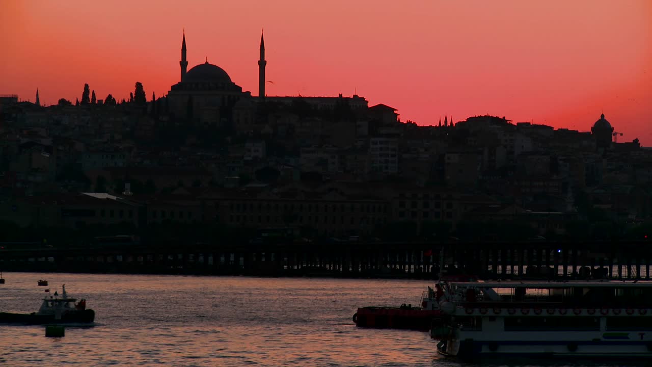 una hermosa foto del atardecer detrás de una mezquita en un país islámico