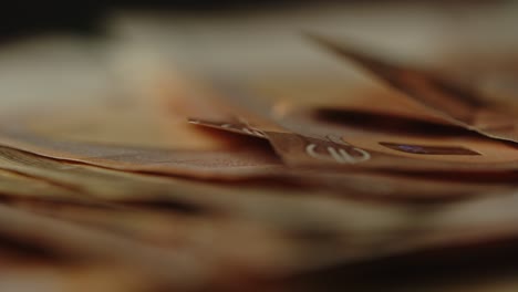 hermoso macro de una gran cantidad de billetes en efectivo que se encuentran en una superficie