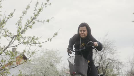 Frau-In-Kapuzenjacke-Beim-Radfahren-Im-Freien