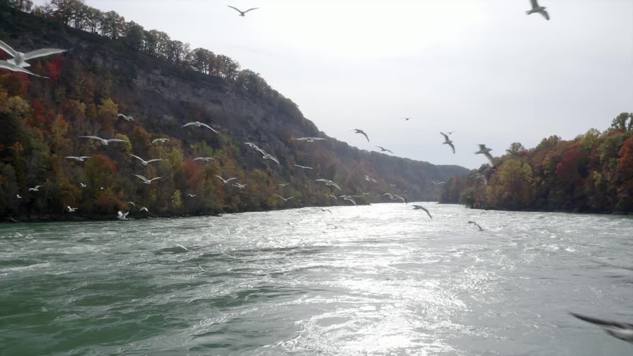 악마의 구멍 위의 드론 - 나이아가라 폭포