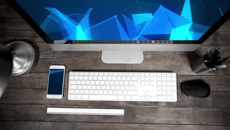 animación de dispositivos tecnológicos con formas azules en la pantalla en el escritorio.
