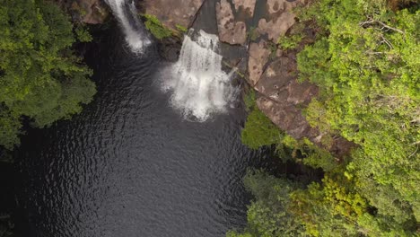 Lago-Idílico-Y-Cascada-En-La-Jungla