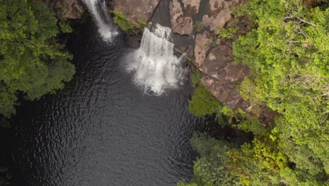 lago idílico y cascada en la jungla