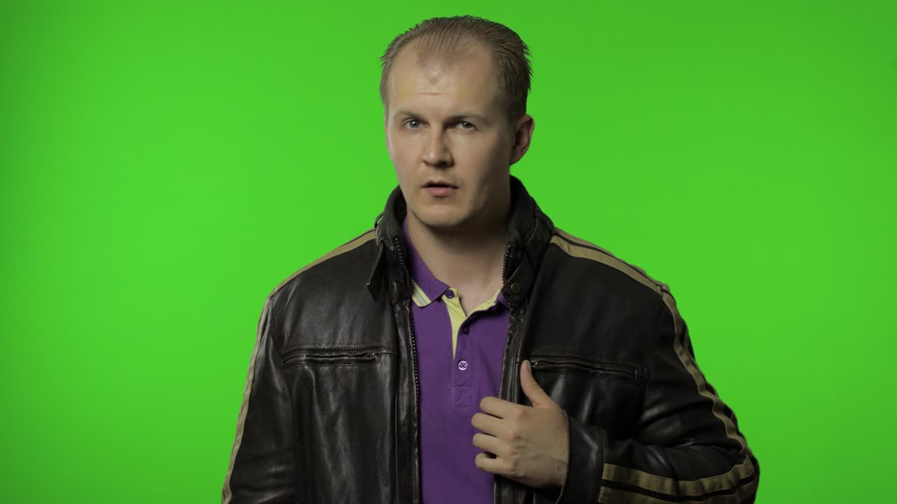 estás loco, fuera de tu mente. hombre molesto apuntando a la cámara y mostrando un gesto estúpido, culpando al idiota