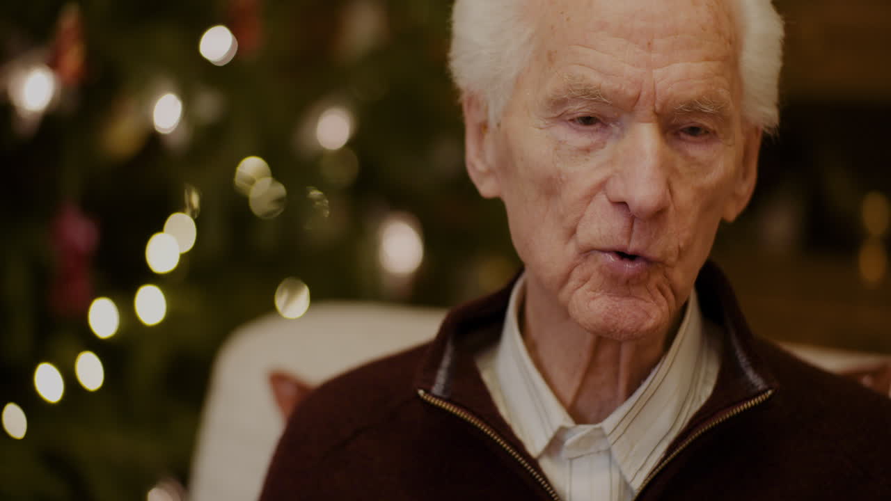 Donna che parla con il nonno a casa durante il Natale 5