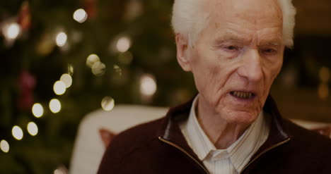 mujer hablando con el abuelo en casa durante la navidad 5