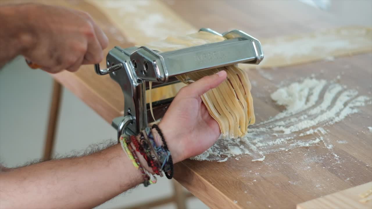 primer plano de un hombre irreconocible tagliatelle haciendo pasta