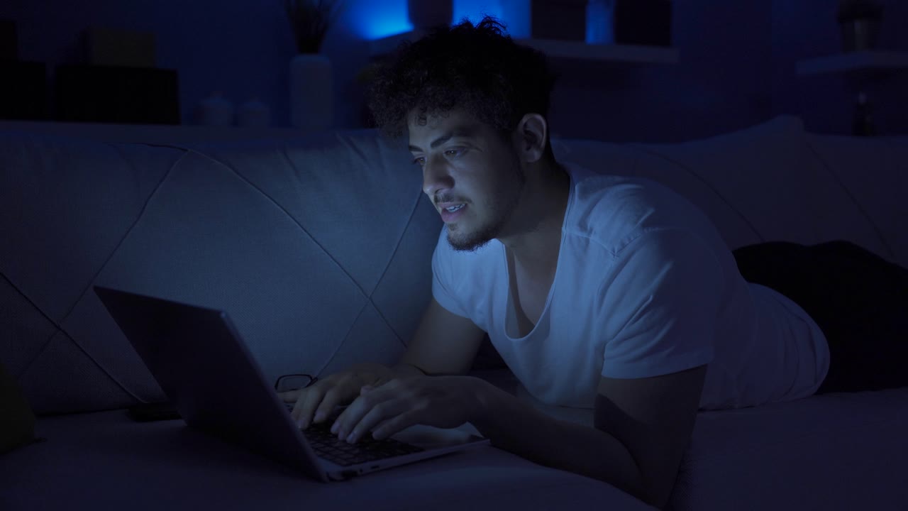 el joven incompetente está enojado consigo mismo.