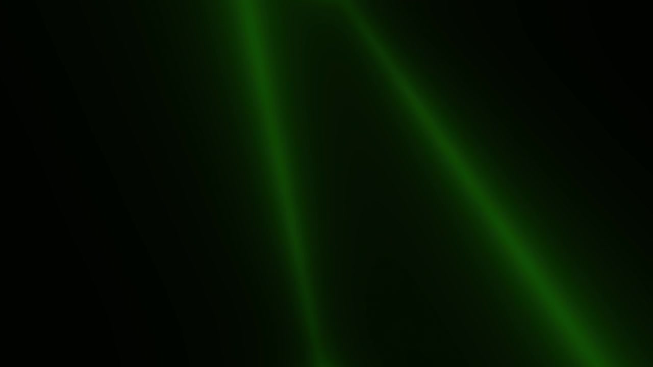 Fasci di riflettori verdi e luminosi sul palco