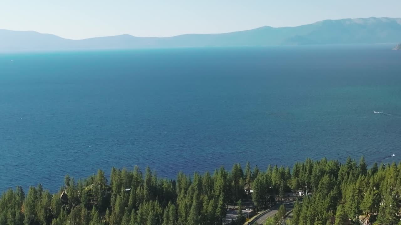 Udforsk Lake Tahoe med træer, vand og veje om sommeren