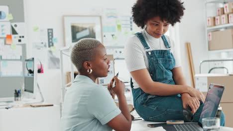 Mujeres-Negras-De-Almacén,-Creativas-Y-De-Trabajo-En-Equipo.