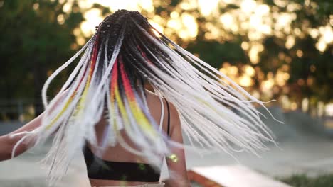 Hermosa-Joven-Con-Cabello-Africano-Bailando-En-Un-Parque.-Bella-Mujer-Con-Top-Negro-Y-Gafas-De-Sol-Bailando-Durante-Un-Día-Soleado