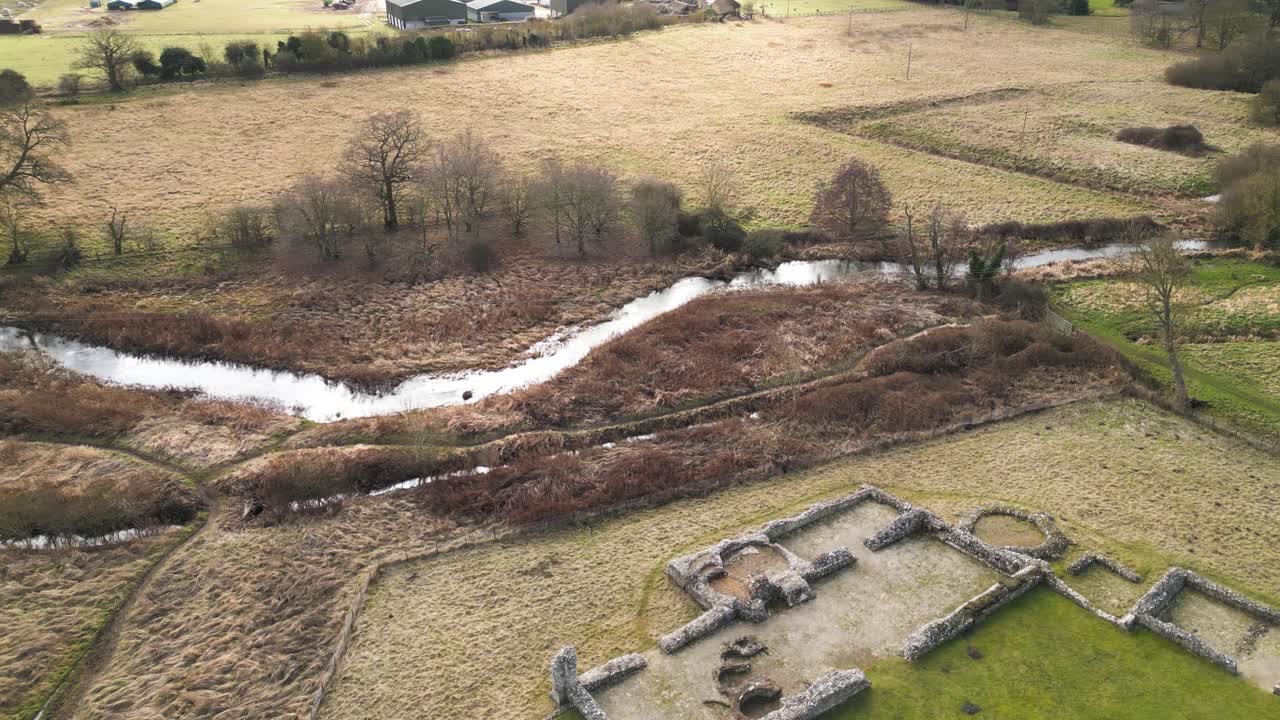ruinas del priorato de castle acre en south park, norwich con las praderas circundantes y un río serpenteante, vista aérea