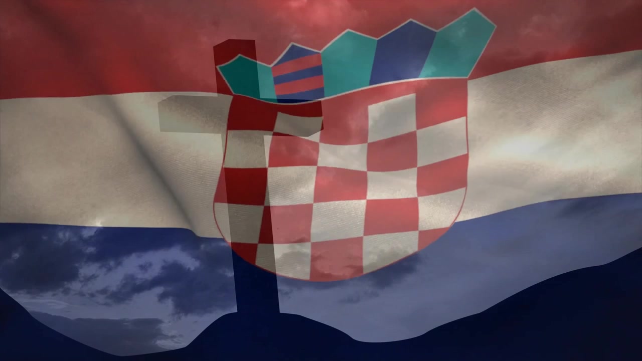 Eine aufkommende Brise lässt die kroatische Flagge wehen und flattern, um das wellenförmige Schachbrettwappen zu zeigen.